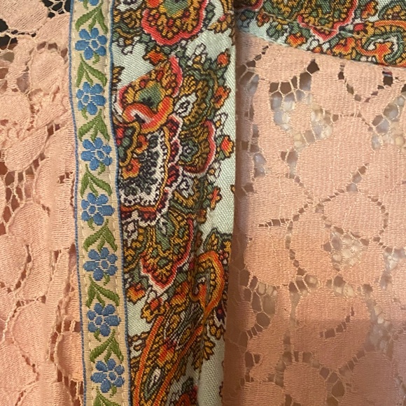 Ivy Jane Blush Lace Kimono with Vibrant Trim - Picture 4 of 7